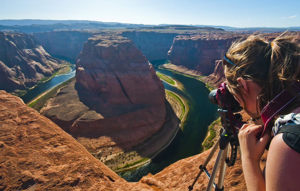 photographer taking panoramic shot of Horseshoe Bend