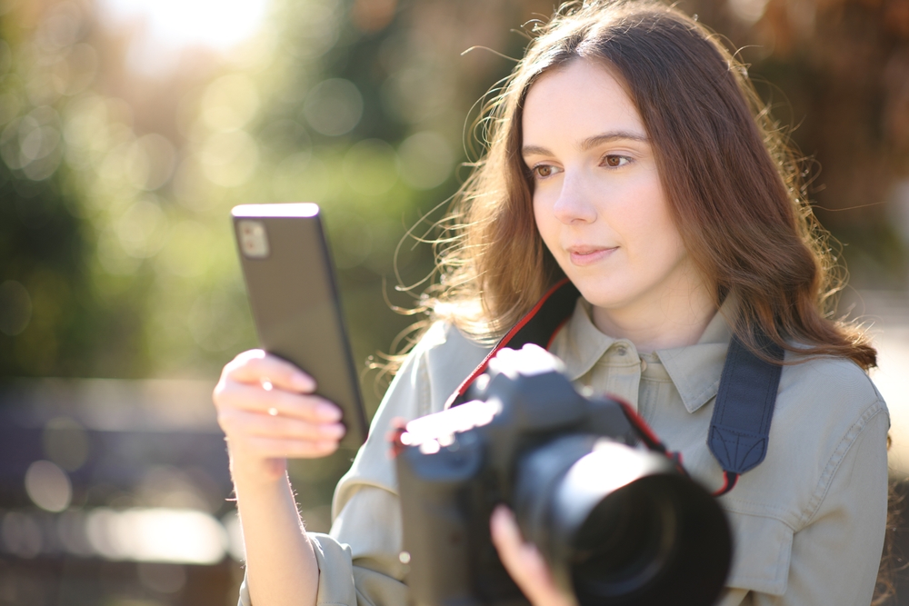 photographer with photography checklist on phone