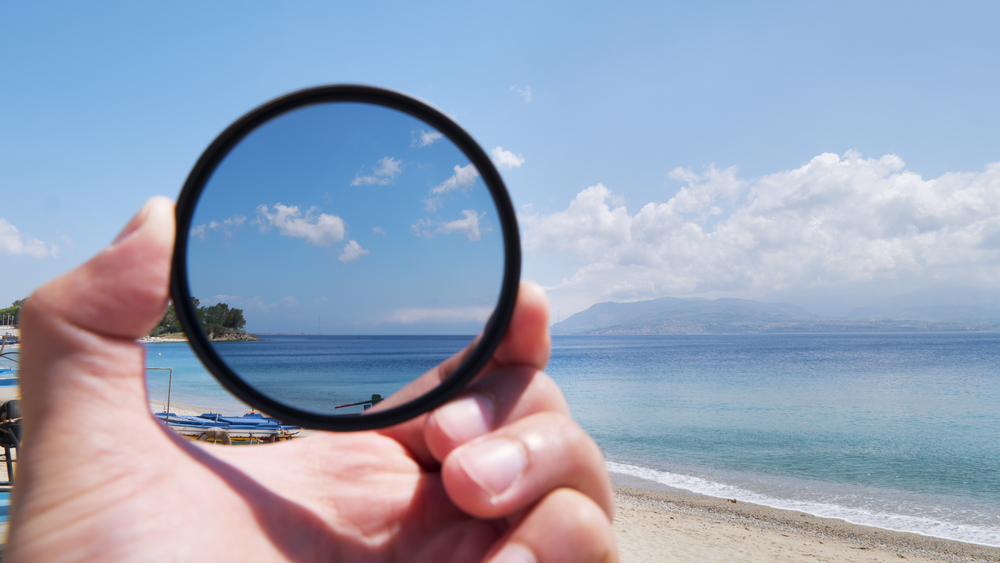 Polarizing filter for camera lens